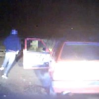 Video: Pārgalvīgi jaunieši Ziepniekkalnā zagtos auto bēg no policijas