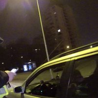 Gaidot zaļo gaismu, šoferis iesnaužas pie stūres; policijai aizdomas par narkotiku lietošanu