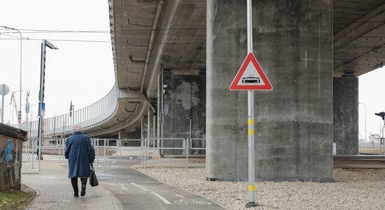 Foto: Satiksmei atklāj Sarkandaugavas pārvadu; cer mazināt sastrēgumus Rīgas centrā