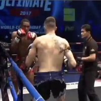 ВИДЕО: Двойной нокдаун на турнире по тайскому боксу
