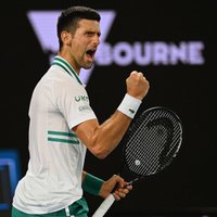 Džokoviča epopeja: Austrālijas tiesa ļauj tenisa zvaigznei iebraukt valstī (papildināts 12:30)