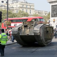 Video: Briti atzīmē 100 gadus, kopš kaujaslaukā ieradās tanks