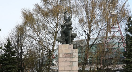 В Лиепае демонтирован памятный камень генералу Дедаеву