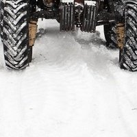 Raidījums: Zemniekam konfiscē likumīgi pirktu traktoru, kas iepriekš nozagts Zviedrijā