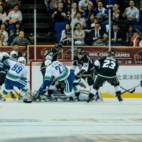'Kings' uzvar 'Canucks' Ķīnā pirmo reizi aizvadītā NHL klubu spēlē