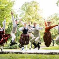 Foto: Vērmanes dārzā izskanējis 'Sudmaliņu' deju koncerts 'Trejdeviņas saules lēca'