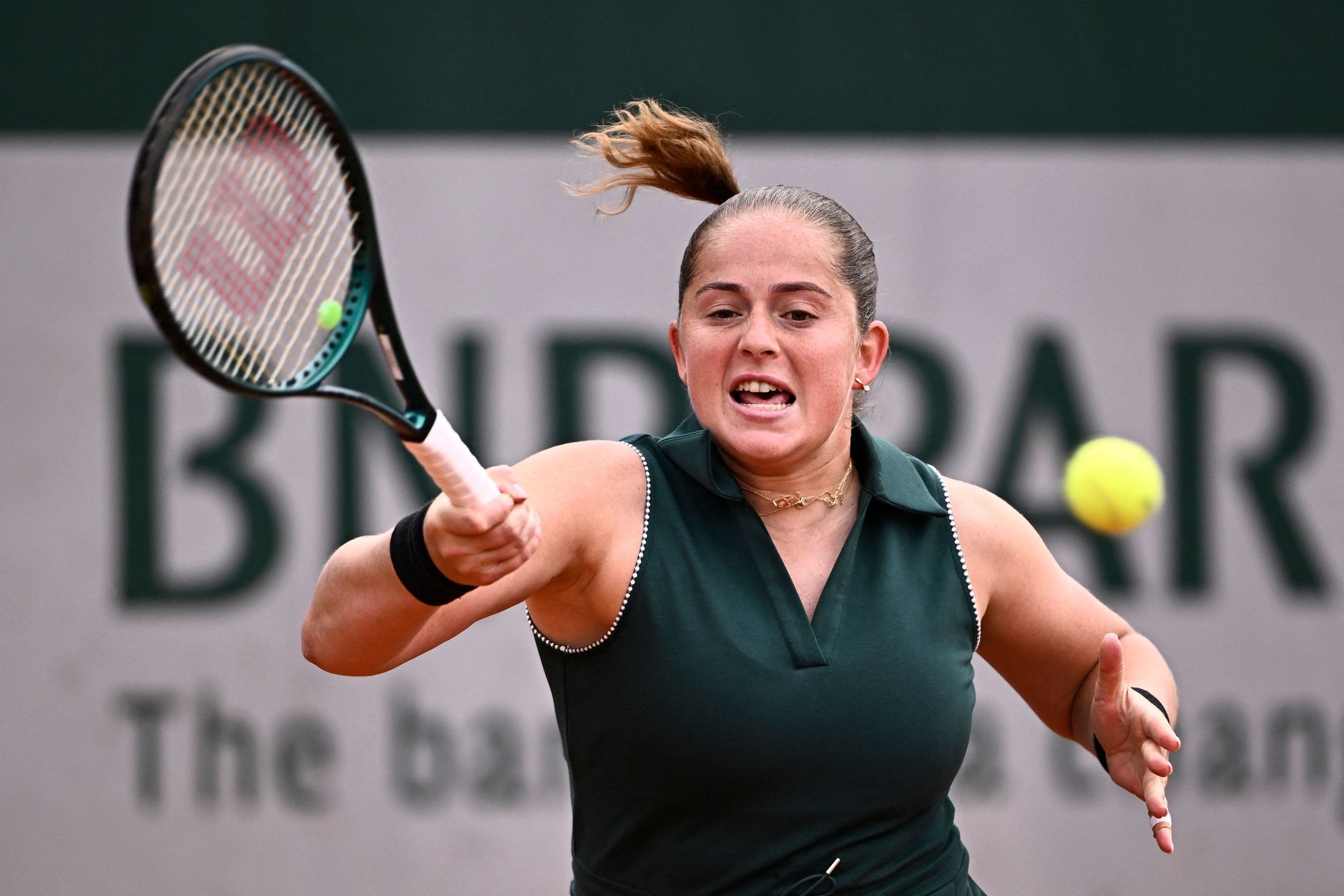Ostapenko turpina uzvarēt šīgada "French Open" mačos – panākums arī  dubultspēļu ievadā