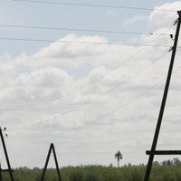Pirmdienas pievakarē Latvijā bez elektrības aptuveni 40 000 mājsaimniecību