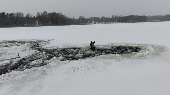 "Vecāki, neapdraudiet bērnu dzīvības". VUGD ar emocionālu ierakstu cer sasniegt pieaugušos  