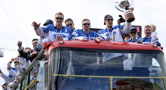Somijas hokeja izlasi Helsinkos sveic aptuveni 50 000 līdzjutēju