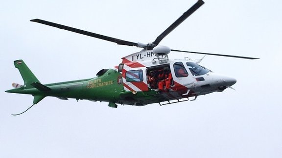 Robežsardzes helikoptera apkalpes mācības cilvēku meklēšanas un glābšanas darbu veikšanai virs ūdens . - 29