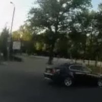 ВИДЕО: Пролетая перекресток на "красный", водитель BMW чуть не сбил пешехода