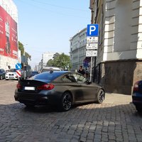 Foto: Aculiecinieks Rīgā fiksē parkošanās huligānus