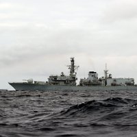 Lielbritānijas karakuģi Ziemeļjūrā pavada Krievijas karaflotes grupu