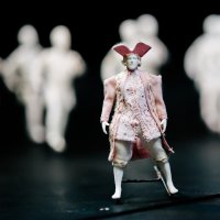 Leļļu teātrī iestudēta miniatūru marionešu un milzu objektu izrāde 'Gulivera ceļojumi'