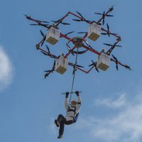 ВИДЕО: Латвийский парашютист первым в мире совершил прыжок с дрона