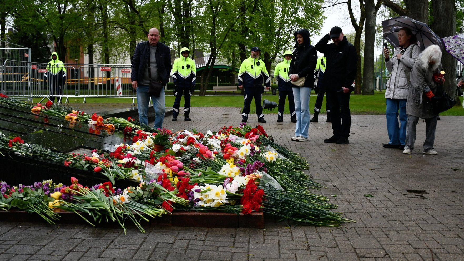 Foto: Padomju armijas memoriālā Daugavpilī 9. maijā gulst ziedi