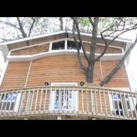 Video: Vectēvs mazbērniem uzbūvē trīsstāvu māju kokos
