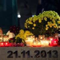ФОТО: На месте обрушения Maxima вспоминают жертв золитудской трагедии