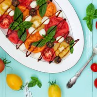 Salātos, sautējumos un sāļās plātsmaizēs – dzīvespriecīgie tomāti dažādās maltītēs