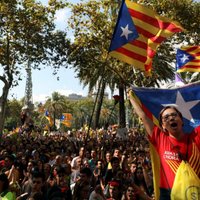 Barselonā tūkstošiem cilvēku pieprasa atbrīvot aizturētās kataloņu amatpersonas