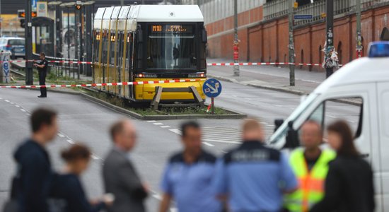 В Германии пассажиры остановили трамвай без водителя