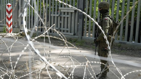 Polijas robežsargs pie robežas ar Baltkrireviju