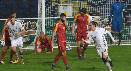 Video: Latvijas futbola izlase gūst skaistus vārtus Melnkalnes lietusgāzē