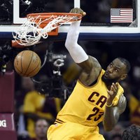 Džeimss turpina spēlēt fantastiski; 'Cavaliers' izvirzās vadībā NBA finālā