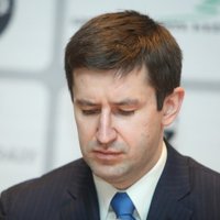 Dombrovskis prasa Antānei skaidrojumu par domstarpībām ar VID