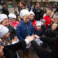 Foto: Smaidīgā un garšīgā gaisotnē Rīgas centrā nosvinēta Putras diena