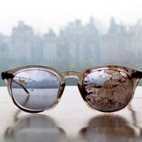 В Twitter Обамы появились окровавленные очки Леннона