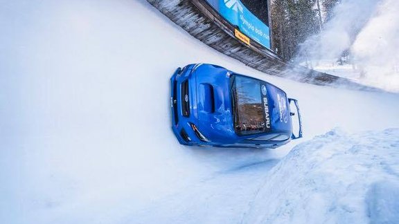 Foto: Rallija 'Subaru' izbrauc olimpisko bobsleja trasi Sanktmoricā