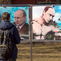 Foto: Krimā sarīko Putinam glaimojošu zīmējumu izstādi