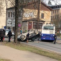 Foto: Atjaunota avārijas dēļ traucētā satiksme Melnsila un Kapseļu ielu krustojumā (plkst. 16.04)