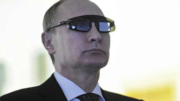 Putins ar brillēm 