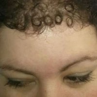 Sievietei matu cirtās parādās vārds 'GOD'