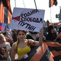 Maskavā 100 000 1.maija demonstrācijā slavina Putinu