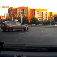 Video: 'Drifteris' ar vecu BMW grib izraisīt avāriju
