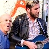 Video: Džimijs Somervils pārsteidz ielu muzikantu, kurš izpilda viņa dziesmu