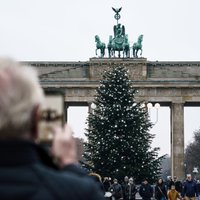 Klimata aktīvisti nozāģējuši Brandenburgas vārtu svētku egles galotni