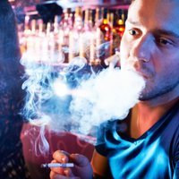 Bloomberg: Европейцы больше всех пьют, курят и живут дольше