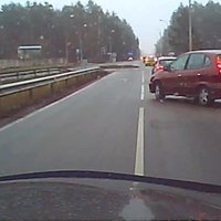 Video: Rīgā neuzmanīgs autovadītājs gandrīz izraisa smagu avāriju