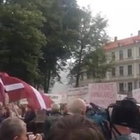 'Rīdzenes sarunas': Pie Rīgas pils vismaz 300 cilvēki protestē pret Vējoņa klusēšanu
