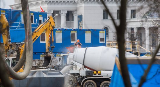 Foto: Sāk būvdarbus kādreizējā Marsa parkā