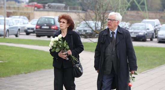 Foto: Tuvinieki, laikabiedri un kolēģi atvadās no dziedātaja Ojāra Grinberga