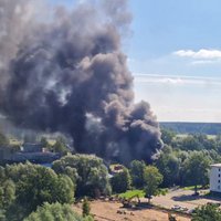 ФОТО. В Адажи открытым пламенем горел ангар со стройматериалами (ДОПОЛНЕНО В 15.40)