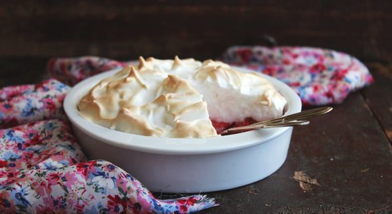 Viegls upeņu un olu putu mākoņu deserts