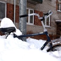 Фирма, отвечающая за чистку снега во дворах Риги, считает, что справляется с обязанностями
