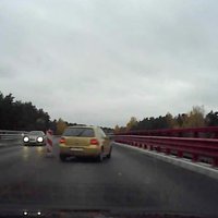 ВИДЕО: Водитель избежал лобового столкновения и падения с моста
